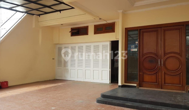 5-Story Strategic House in Central Jakarta - Suitable for Residence