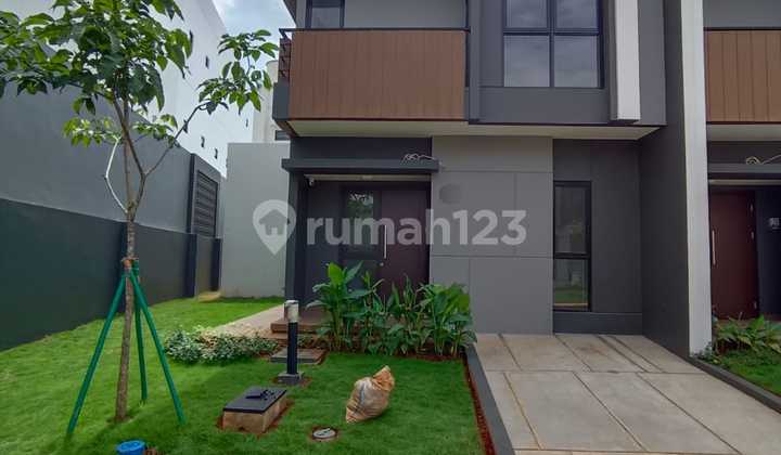 Disewakan Rumah Baru Hook di Cluster Regia - Summarecon Crown Gading