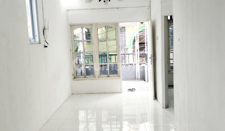 Minimalist 2-story house by the road with car access, perfect for investment or residence.