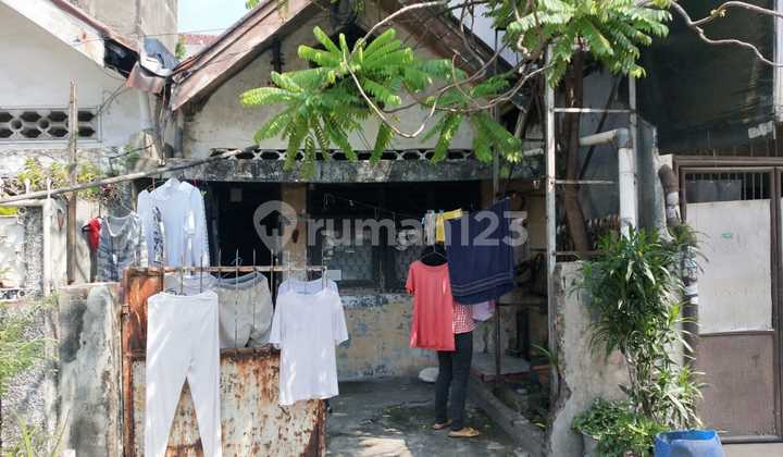 Dijual Rumah Tua di Karang Anyar - Lokasi Strategis Dijual Rumah Tua di Karang Anyar - Lokasi Strategis