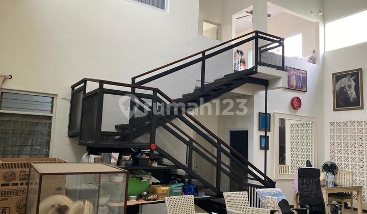 Dijual Rumah Dengan Garasi Yang luas Di Duren Sawit