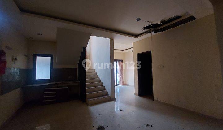 Dijual rumah 2 lantai perlu renovasi lokasi sandat residence one gate sistem lokasi dekat jalan nangka selatan dan jalan suli 7