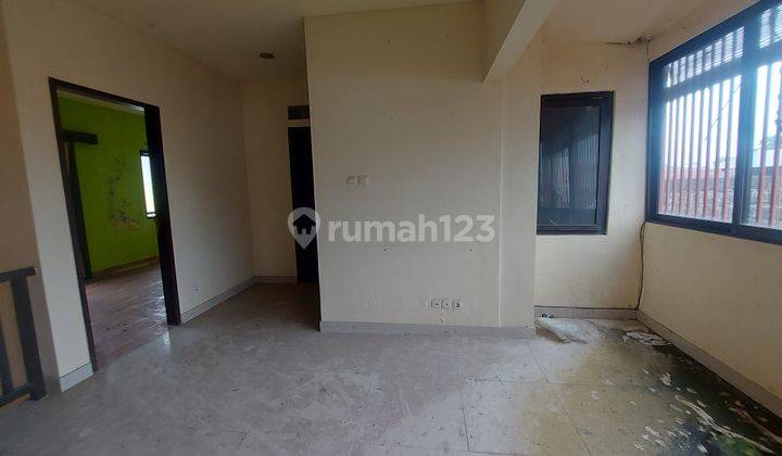Dijual rumah 2 lantai perlu renovasi lokasi sandat residence one gate sistem lokasi dekat jalan nangka selatan dan jalan suli 18