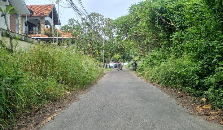 Land for sale with a house building in the elite area of Jalan Dewi Madri Renon
East Denpasar 2