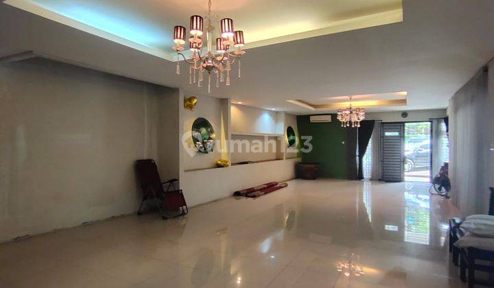 Dijual Rumah di Jl. Wijaya 7 BR Semi Furnished 2