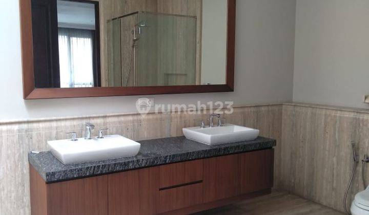 Dijual Rumah di Jl. Hang Lekiu 4 BR Semi Furnished 2