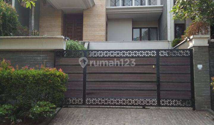 Dijual Rumah di Jl. Hang Lekiu 4 BR Semi Furnished 1