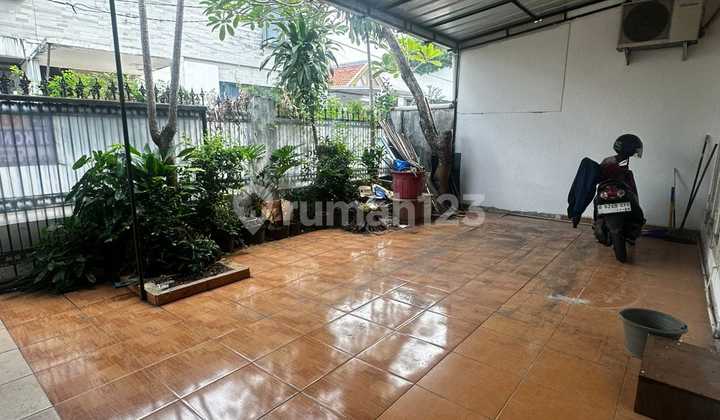 Old House Near Menteng Kuningan