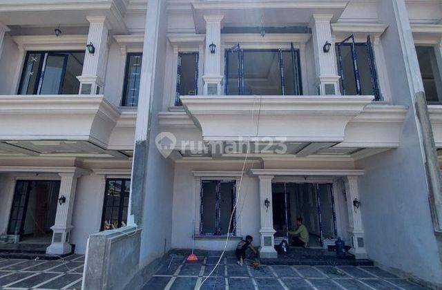 Rumah 2 Lantai Classic Modern Dekat Ke Stasiun Depok 1