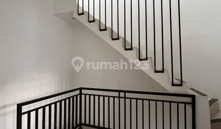 Rumah Siap Huni 3 Lantai di Bojong Sari 2