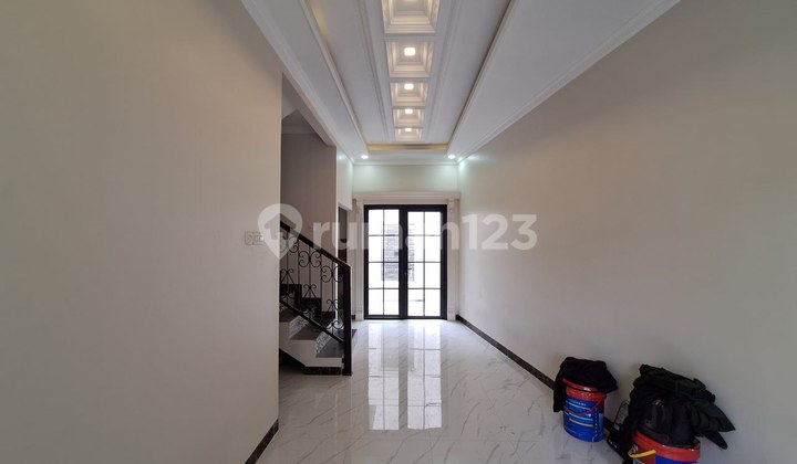 Rumah Mewah 2 Lantai SHM 3 KT Dekat Ke Stasiun Depok