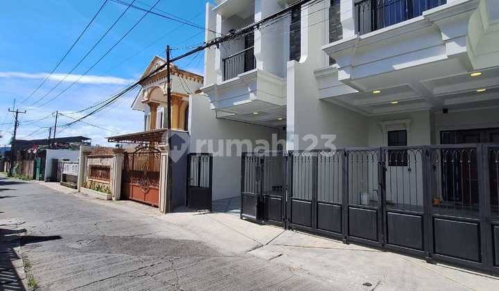 Rumah 2 Lantai Akses Pinggir Jalan Dekat Ke Stasiun Depok 2