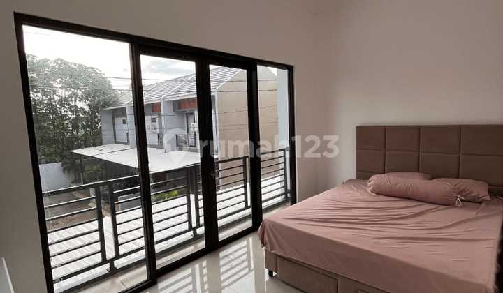 Rumah Modern 3 Lantai Dekat ke Tol Pamulang