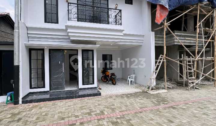 Cluster Clasic Modern 2.5 Lantai + Rooftop Di Pejaten Timur Cluster Clasic Modern 2.5 Lantai + Rooftop Di Pejaten Timur