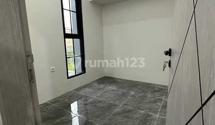 Rumah Mewah 2 Lantai Dekat ke Tol Desari