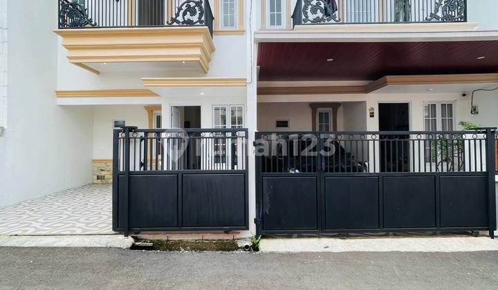 Rumah Mewah 2 Lantai Dalam Perumahan Besar