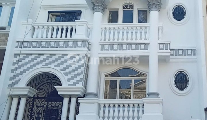 Disewakan Rumah Mewah Florence PIK 8x20 4+1KT Full Furnished 2