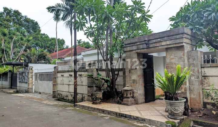 Rumah 811m2 4+2KT Ada Kolam Renang Siap Huni di Ampera Ps. Minggu 2