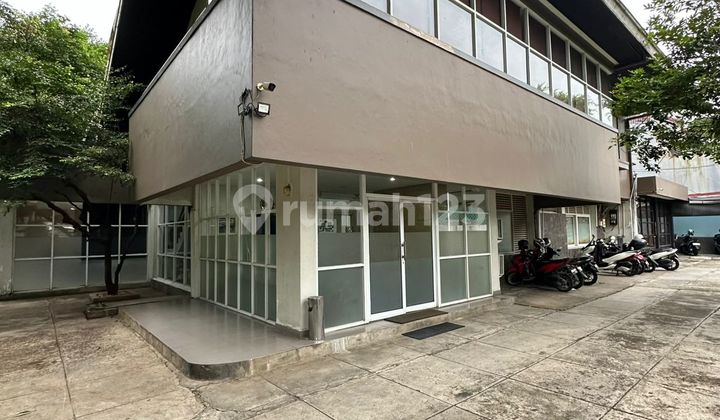 Gedung Kantor 1017m2 Pinggir Jalan Raya Area Komersial Kebayoran