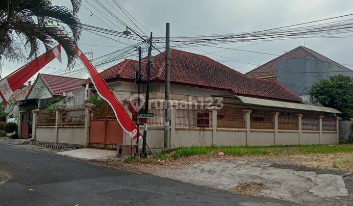 Rumah di Jalan bunga-bunga besar carport luas muat 4 mobil 1