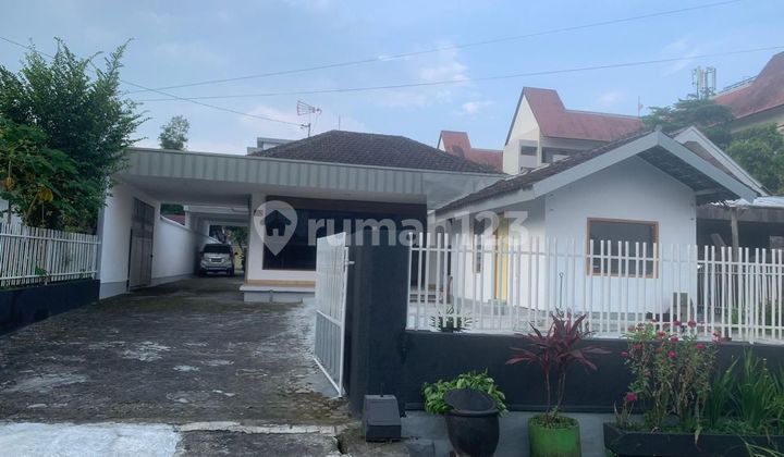 Spacious city center house near Jln Letjen Sutoyo with SHM. Spacious city center house near Jln Letjen Sutoyo with SHM.