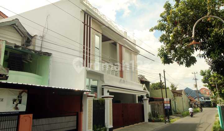 DH. DIJUAL Rumah 3 lantai Semi Furnished - Trihanggo, Sleman. DH. DIJUAL Rumah 3 lantai Semi Furnished - Trihanggo, Sleman.