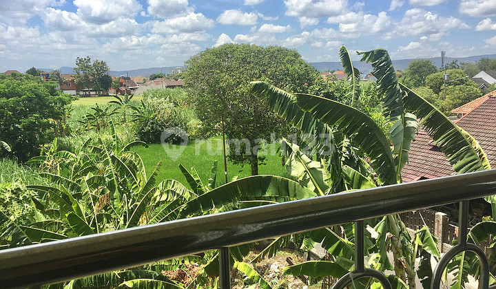 RUMAH MINIMALIS DENGAN DESAIN KLASIK , DEKAT RSUD WIROSABAN, & UAD PUSAT. 2