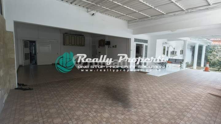 Rumah dengan Halam Luas dan Asri di Jatiwaringin Pondok Gede Bekasi