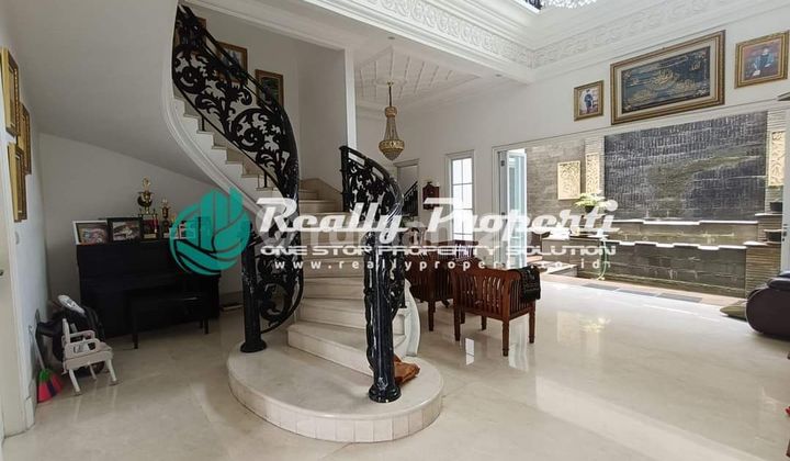 For Sale: Luxurious Two-Story House in Pondok Kelapa Billymoon, East Jakarta, Strategic Location Near Becakayu Toll Road, Beautiful House with Lots of Plants. 2