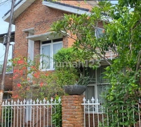 Rumah 2 Lantai yang Asri dengan Kebun Bunga yang Luas Menambah Nilai Estetika Hunian