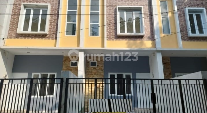 Rumah Brandnew Tinggi Dari Jalan di Jalan Orange Komplek Walikota