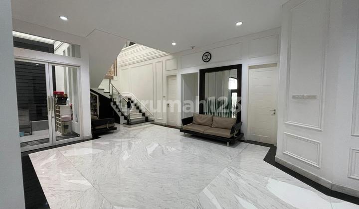 Rumah Mewah Cantik Hadap Timur di Villa Artha Gading Jalan Utama