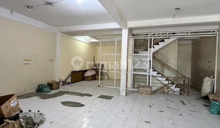 For sale: 2 Mutiara Dupak Bubutan Shophouses in Central Surabaya - Open-plan layout with wide spaces and no partitions - Spacious car parking area - Close to Surabaya Wholesale Center, strategic access to Dupak Toll Road, suitable for various businesses: wholesale, warehouse, office - SHM certificate included. 2