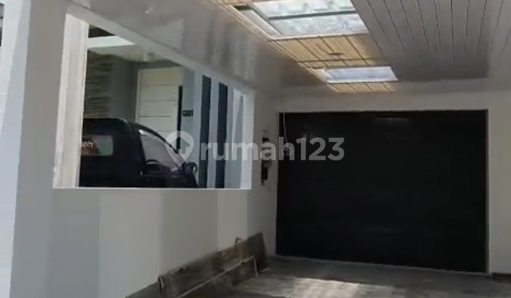 7 Billion IDR For Sale New House Pakuwon Indah The Mansion - New American Classic West Surabaya - Special Attic Rooftop 3-Storey Design - Strategic Location Near Pakuwon Mall, Graha Family, Citraland 2