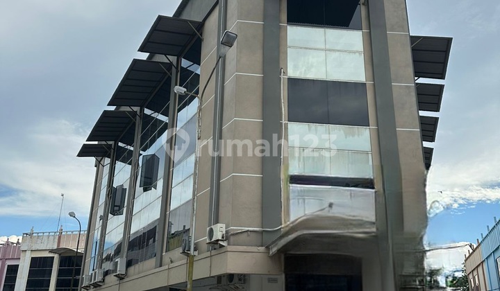 For Sale / For Rent West Surabaya Building - 4 Adjacent Shophouses at Satelite Town Square - Sukomanunggal - Has Elevator - Spacious Car Parking - Commercial Area Suitable for All Types of Businesses 2