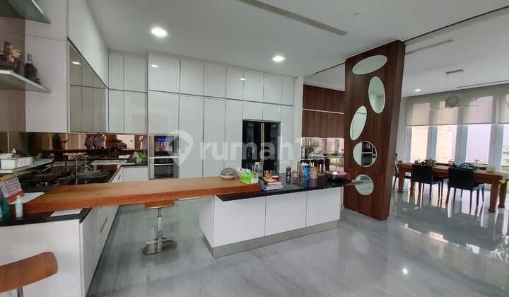 Dijual Rumah Mewah 3 Lantai - Graha Famili