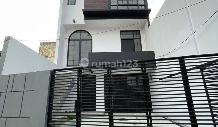 Rumah Modern Minimalist 3 Lantai di Jatinegara 2