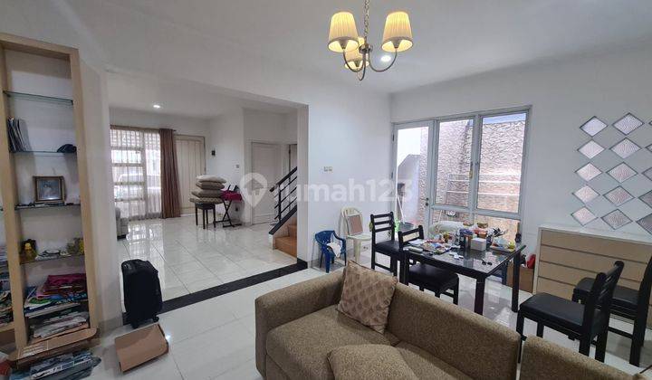 Jual Cepat!! Muraah Rumah 2,5 lantai SHM sdh renovasi dekat Pasar Modern di The Castilla  BSD 2