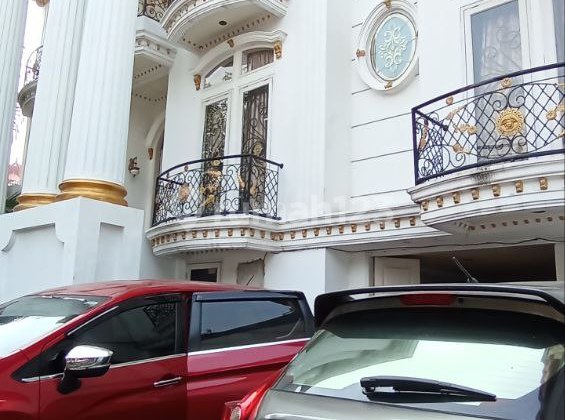 Murah Mewah Rumah 2 LT Siap Huni Ada Private Pool Salemba Jakpus