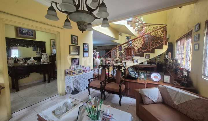 Rumah Mewah Hoek 2 Lantai Depan Taman di Cluster Tengah, Dekat Mal! Rumah Mewah Hoek 2 Lantai Depan Taman di Cluster Tengah, Dekat Mal!