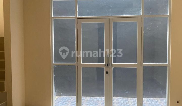 Rumah Murah 2 Lantai Full Renovasi di Cluster Tengah, Dekat Mal!