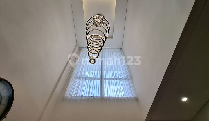 Dijual Rumah Mewah 3 Lantai Semi Furnish & Ada Rooftop di Cluster Baru! 2