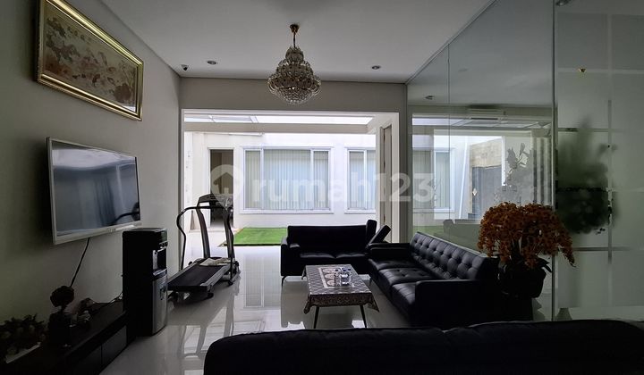 Dijual Rumah Mewah 2 Lantai Siap Huni & Kamar Tidur Tujuh di Boulevard Utama Kota Wisata! 2