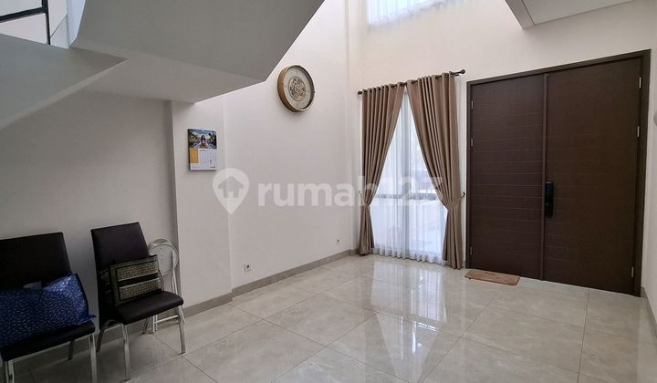 Dijual Rumah Mewah 3 Lantai Semi Furnish & Ada Rooftop di Cluster Baru!