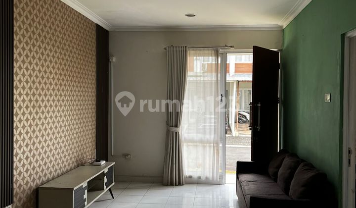 For Rent 2-Story Corner House in New Cluster of Kota Wisata, Near the Mall!