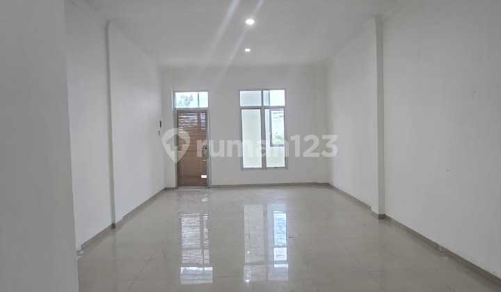 Disewakan Ruko Strategis Dekat Jalan Veteran Tipes Serengan Solo, Parkiran Luas.