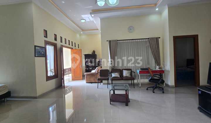 Rumah Mewah Bagus Siap Pakai di Perumahan Elite Fajar Indah Solo, Lingkungan Aman dan Tenang. 2