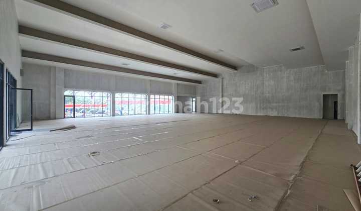 Ruang Usaha Strategis di Jalan Adi Sucipto, Laweyan, Solo