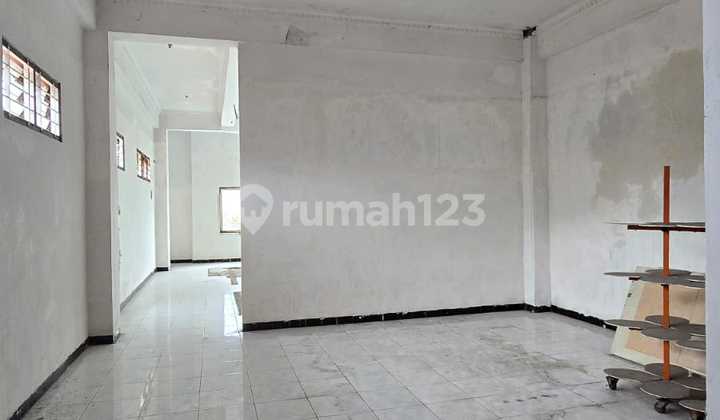 Nice Strategic 3.5-Storey Shop House on Jalan Yos Sudarso Serengan Solo, Suitable for Coffee Shop, Office, Business Space. 2