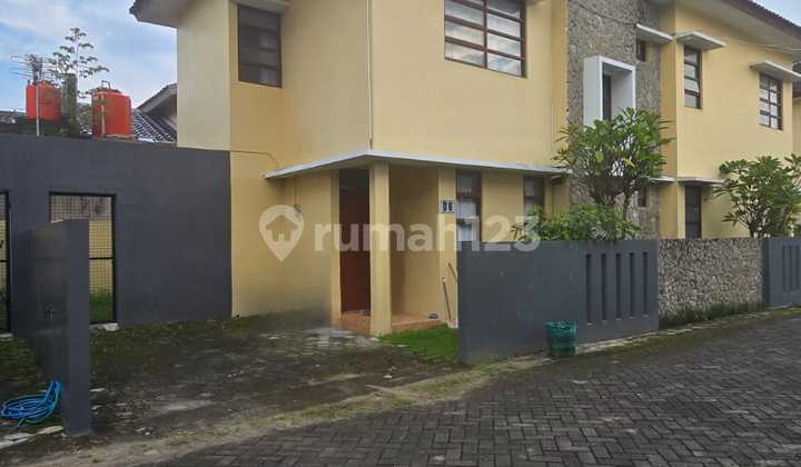 Rumah Bagus Bersih Nyaman Siap Pakai di Perumahan Colomadu Solo.